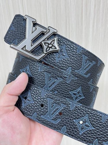 4.0宽 2025新款以天然小牛皮搭配路易威登特色设计元素的Lv pyramide 腰带，时尚新潮，尽显品牌个性。小牛皮材质，饰有路易威登标志性的Monogra