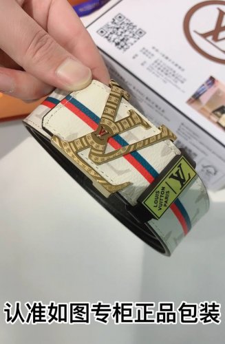 皮带：LV..路易..威登原单 腰带：百分百头层牛皮，保证真皮。24k纯钢扣双面可用专柜同等质量， 送人自用首选 包装： 请认准如图专柜包装，赠送打孔器，银联发