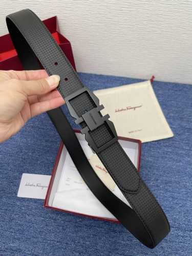 品牌菲拉.格慕 3.5Cm. 描述这款皮带采用天然粒纹皮革材质，颇具都市风范，细节充满动感。同色调金属Gancini扣饰带有撞色衬里，为其增添时髦气息。这款配饰