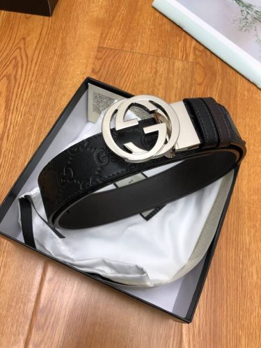 配送专柜全套礼盒包装。古驰：原单品质，双面腰带，一侧为gucci Signature皮革，反面一侧为单色皮革。配以interlocking G旋转扣，双面可用，