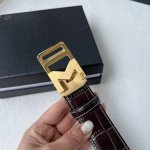 特 品牌：万宝龙新款进口小牛皮，手感细腻柔软。搭配纯钢自动精品钢扣，男士必备！宽度：3.5Cm