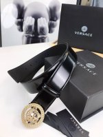 此款范思哲时尚腰带由柔软的小牛皮革制成，饰有立体美杜莎搭扣。4.0Cm宽