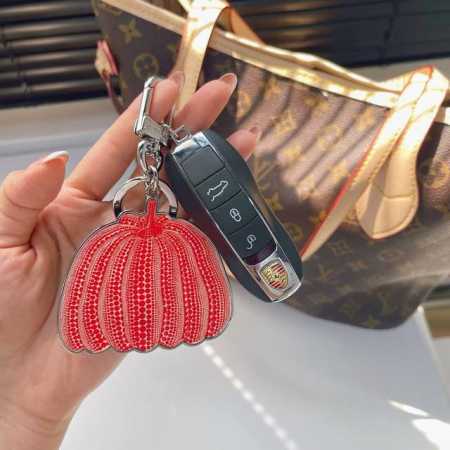 Lv草间弥生南瓜钥匙扣挂件 包包挂饰 Louis Vuitton 路易威登Lv&草间弥生南瓜钥匙扣车钥匙挂件 原版Logo 确实精致 质感真的很赞 - 点击图像关闭