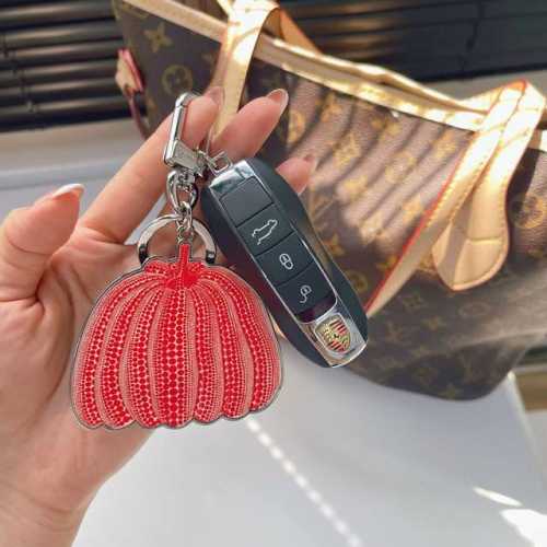 Lv草间弥生南瓜钥匙扣挂件 包包挂饰 Louis Vuitton 路易威登Lv&草间弥生南瓜钥匙扣车钥匙挂件 原版Logo 确实精致 质感真的很赞