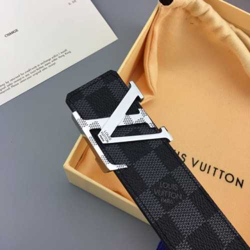 配送专柜全套礼盒包装。 Lv 进口老花面料腰带，内衬头层磨砂皮底。宽度3.8Cm，搭配不锈钢lv新款扣头 ，手感超好，永恒而经典！喜欢的赶紧入手。