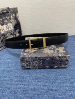 Dior迪奥腰带擦色工艺搭配黑色粒面牛皮革里料，金属覆层黄铜腰带扣设计，镌刻有“Dior”标志，巧妙地提升格调，宽3.5Cm