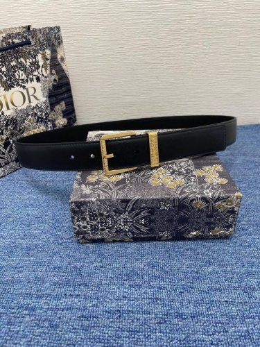 Dior迪奥腰带擦色工艺搭配黑色粒面牛皮革里料，金属覆层黄铜腰带扣设计，镌刻有“Dior”标志，巧妙地提升格调，宽3.5Cm