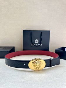 宽度：4.0Cm 范思哲 此款椭圆五金配件、腰带饰有标志性的Versace美杜莎头像扣，彰显品牌格调。是一款精美的衣橱必备单品。