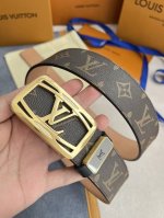 品名： Lv..路易..威登腰带皮带原单 型号：挂扣，经典纯钢材质镶钻挂扣，头层牛皮，图片实物拍摄 材料：头层牛皮，挂扣系列，纯钢材质扣头，钯镀电镀工艺永不掉色