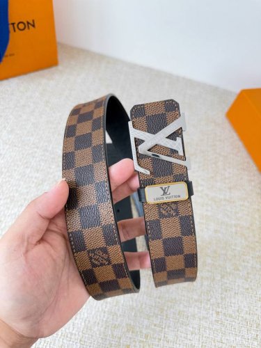 品名： Lv..路易..威登腰带皮带原单 型号：挂扣，经典纯钢材质挂扣，头层牛皮，图片实物拍摄 材料：头层牛皮，挂扣系列，纯钢材质扣头，钯镀电镀工艺永不掉色。原