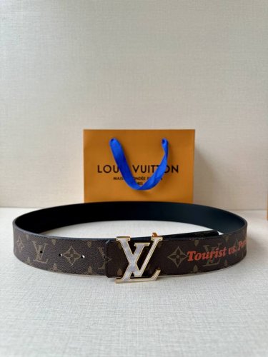 4.0宽 Lv Optic 双面腰带聚焦经典 Monogram 图案：一面呈现标志性印花帆布，另一面选用亮色皮革。色彩层叠二色Lv Optic 搭扣倍显瞩目。
