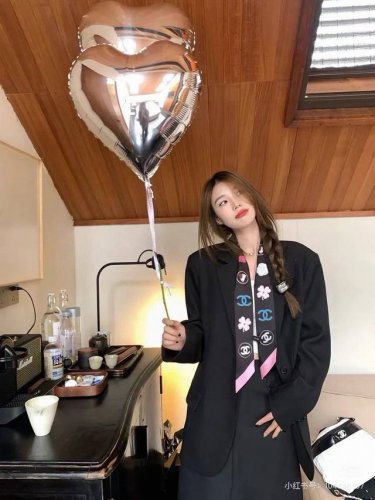 香奈儿Twilly小丝巾来了，Chanel 卡通字母名副其实的小可爱，人手三条闭眼收，我都不拦着N久都没有见过这么好看的Twilly真的是真香本香了，凹造型必备