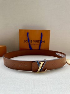 特 本款 4.0宽 Lv Initiales 双面腰带拥有 Xl Epi 皮革的较大粒面纹理，以移印工艺描绘路易威登标识，翻转即现 Monogram 压纹图案，