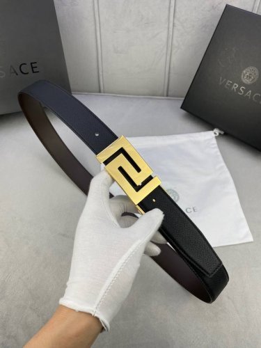 宽度3.5Cm Versace范思哲此款柔软的手掌纹皮底皮带饰有一个几何形状的希腊回纹别扣，既时尚又优雅。