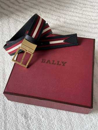 特 P200 Bally 巴利 这款男士休闲双面皮带 宽3.5Cm 黑色粒面牛皮的优雅与红白布料的时尚相结合 时尚的瑞士休闲风格。 - 点击图像关闭