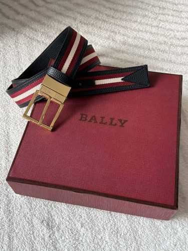 特 P200 Bally 巴利 这款男士休闲双面皮带 宽3.5Cm 黑色粒面牛皮的优雅与红白布料的时尚相结合 时尚的瑞士休闲风格。
