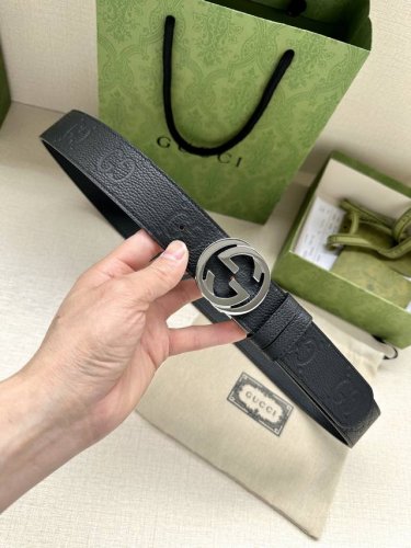 Gucci 宽度4.0Cm每一季，品牌典藏设计中的标志性元素都会吐故纳新，为经典注入新意。Guccio Gucci字母交织图案巧妙融入纹理和材质，以印花压纹点缀