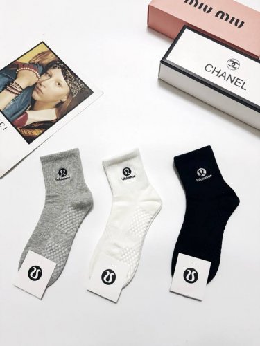 配包装 一盒3 双 Lululemon 经典字母Logo 纯棉刺绣短袜 ，Ins超火爆短袜，纯棉面料，潮人必备 ，经典配色 个性时尚百搭款，你值得拥有哦