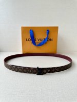 2.0宽Mini Lv 双面腰带以华美皮革和标志性 Monogram 帆布演绎两式风范，为纤细构型融入莹泽 Lv Initiales 金属搭扣