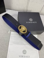宽度4.0Cm V E R S A C E 范思哲 这款两面荔枝纹柔软头层皮饰带搭配一枚椭圆链条美杜莎带扣 本季标志性的Versace饰件点缀其上