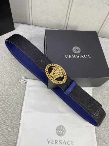 宽度4.0Cm V E R S A C E 范思哲 这款两面荔枝纹柔软头层皮饰带搭配一枚椭圆链条美杜莎带扣 本季标志性的Versace饰件点缀其上