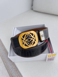 品名：罗意威.Loewe 腰带 皮带 型号：挂扣，纯钢材质挂扣，图片实物拍摄材料：百分百头层牛皮，保证真皮。24K纯钢扣，真空电镀永不掉色专柜同等质量， 头层牛