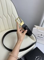 Prada.普拉达 是意大利著名奢侈品牌，致力于创造兼具经典色彩和创新精神的时尚理念，独特的设计结合了流行简约与优雅的气质，完美地衬托出prada优秀的产品。风
