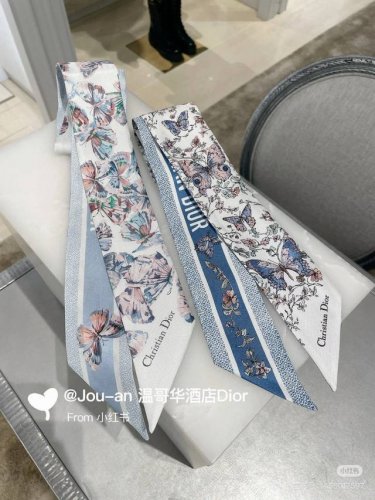 Dior新款招財蝴蝶小絲帶！这款 Mitzah 丝巾采用白色和蓝色桑蚕丝斜纹面料精心制作，饰以彼得罗 鲁福 Pietro Ruffo 设计的 Papillon