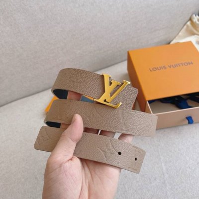 Lv Iconic 双面腰带焕现新意：经典 Monogram Empreinte 皮革拼接柔软雅致的小牛皮，与皮具系列单品搭配相宜。宽度：30Mm