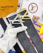 皮带：Lv..路易..威登顶级复刻- 腰带：原单品质百分百进口原厂头层牛皮，保证真皮。雕花设计工艺.真空电镀.永不掉色.24K纯钢扣头层小牛皮系列双面两用专柜同