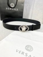 宽度4.0Cm V E R S A C E 范思哲 这款万象纹柔软头层皮饰带搭配一枚椭圆链条美杜莎带扣。本季标志性的Versace饰件点缀其上
