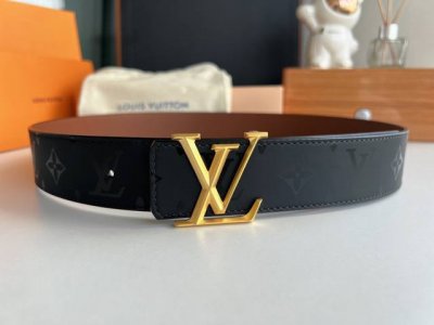 黑花男款双面Pyramide小牛皮棕色腰带，经过全新设计的Lv Pyramide搭扣，搭配纯黑或亮蓝配色的Monogram Lllusion皮带。M9346 顶