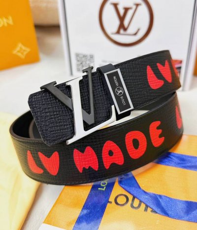 皮带：Lv..路易..顶级原单复刻. 腰带：百分百头层牛皮，保证真皮。双层铆钉设计24K纯钢扣涂鸦彩绘图案艺术双面可用专柜同等质量， 送人自用首选 包装： 请认