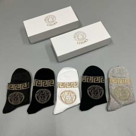 特 Versace 范思哲新品男款袜子 一盒五双 纯棉材质织造，超柔软舒适，提花经典美人头图标，完全彰显该品牌男士的低调奢华风格，Ins超火爆小单品，大牌出街， - 点击图像关闭