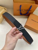 Lv Attract 双面腰带拥有微弧形边缘和摩登形状末端，再为金属 Lv 搭扣融入螺旋结构。经典色彩和不同纹理呈现两式风尚，实现多种造型可能。 。