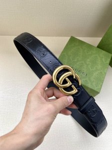 宽度4.0Cm Gucci将古驰过去和现在设计理念联系起来，综合以新的方式出现，并带有当代流行元素。Gucci的字母组合在这条腰带上的黑色皮革上以浮雕细节的形式
