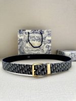 宽度3.5Cm Dior 这款腰带采用黑色超迷你 Oblique 印花面料精心制作，搭配金属覆层黄铜腰带扣，彰显优雅时尚的风范。腰带长度可调节，可与各式 35
