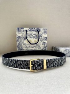 宽度3.5Cm Dior 这款腰带采用黑色超迷你 Oblique 印花面料精心制作，搭配金属覆层黄铜腰带扣，彰显优雅时尚的风范。腰带长度可调节，可与各式 35