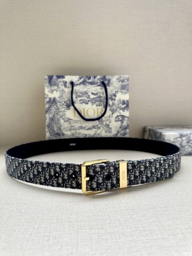 宽度3.5Cm Dior 这款腰带采用黑色超迷你 Oblique 印花面料精心制作，搭配金属覆层黄铜腰带扣，彰显优雅时尚的风范。腰带长度可调节，可与各式 35