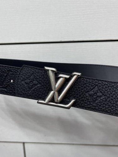 特 Lv.路易威登 全套包装 宽度 40Mm宽度 正品一体铸造五金钢扣 原厂皮料 双面原厂定制进口面料 可送礼自用不错选择