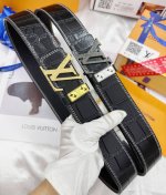 皮带：Lv..路易..威登顶级复刻. 腰带：原单品质百分百头层牛皮，保证真皮。雕花工艺.真空电镀.永不掉色.24K纯钢扣头层鳄鱼皮纹路双面可用专柜同等质量， 送