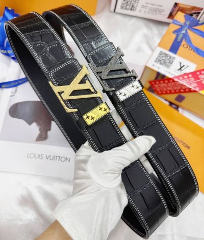 皮带：Lv..路易..威登顶级复刻. 腰带：原单品质百分百头层牛皮，保证真皮。雕花工艺.真空电镀.永不掉色.24K纯钢扣头层鳄鱼皮纹路双面可用专柜同等质量， 送