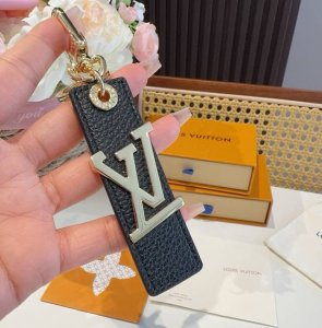 Lv钥匙扣 包饰 车钥匙挂件 Lv Oblique Tab 包饰与钥匙扣 lv Oblique Tab 包饰与钥匙扣取材粒面皮革 以斜体金属Lv 字母点亮视线