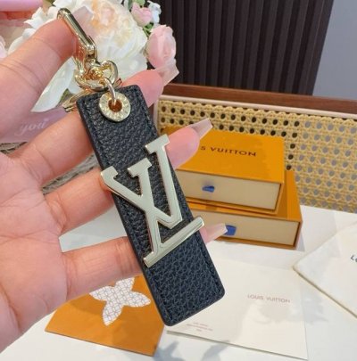 Lv钥匙扣 包饰 车钥匙挂件 Lv Oblique Tab 包饰与钥匙扣 lv Oblique Tab 包饰与钥匙扣取材粒面皮革 以斜体金属Lv 字母点亮视线