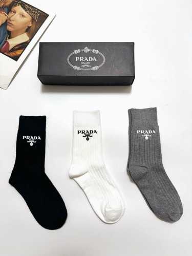 配包装 一盒3 双 Prada 经典字母Logo纯棉 中筒袜 经典配色个性时尚 Ins爆款！专柜在售Ing 好看到爆炸 ！超高品质！经典不过时！潮人必不能少的专
