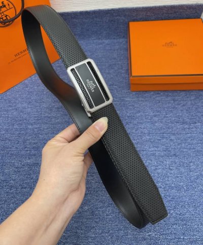 品牌爱玛仕 No.550 描述经典系列新品腰带，采用小牛皮材质，完美搭配手工车线，经典配色，可搭配商务西装或更为休闲的造型。腰带为法国尺寸，请在购买前参阅腰带尺