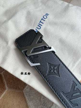 时尚超榜 路易威登腰带黑色牛皮压花腰带，字母金属扣，不分季节不分场合轻松拿捏，为整体穿搭造型气质加持。40Mm. 65247260 - 点击图像关闭