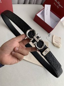 品名 菲拉格木原单 型号 挂扣 实物拍摄 头层牛皮 材料 百分百头层牛皮 保证真皮 24K纯钢扣双面可用专柜同等质量 经典压花带身 送人自用首选 包装 请认准如