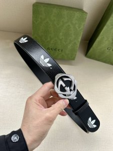 宽带4.0Cm Gucci 作为Adidas X Gucci联名系列之一，这款皮革腰带饰有Gucci Trefoil印花。Adidas和Gucci大胆探索联名系