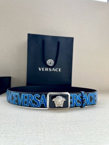 宽度3.8Cm Versace 此款印花底黑色腰带采用小牛皮制成，金色搭扣饰有品牌标志性的美杜莎头像！